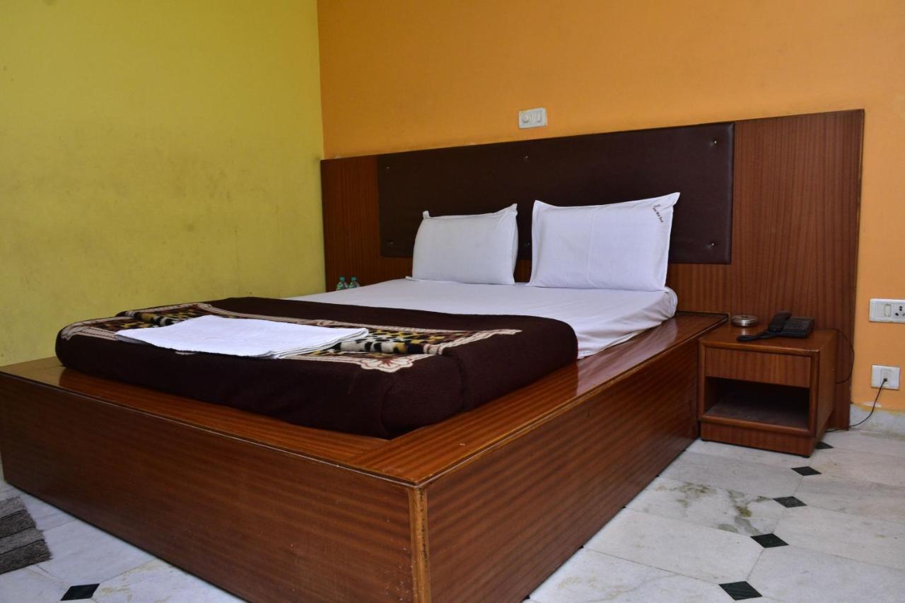 Hotel Mid East Haridaspur Bagian luar foto