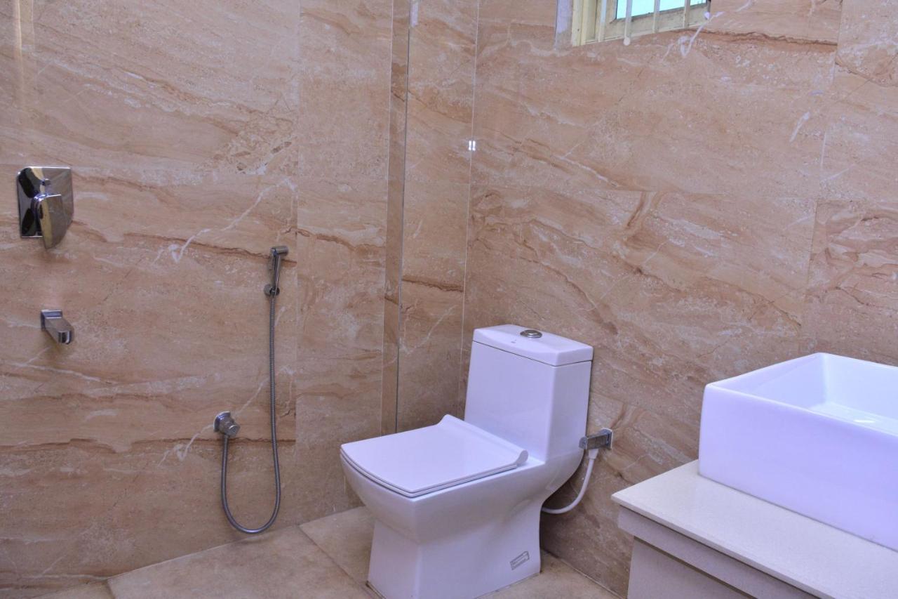 Hotel Mid East Haridaspur Bagian luar foto