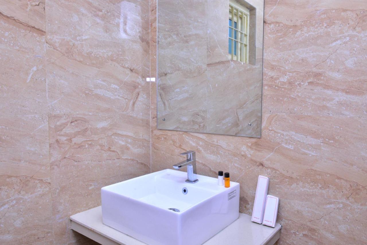 Hotel Mid East Haridaspur Bagian luar foto