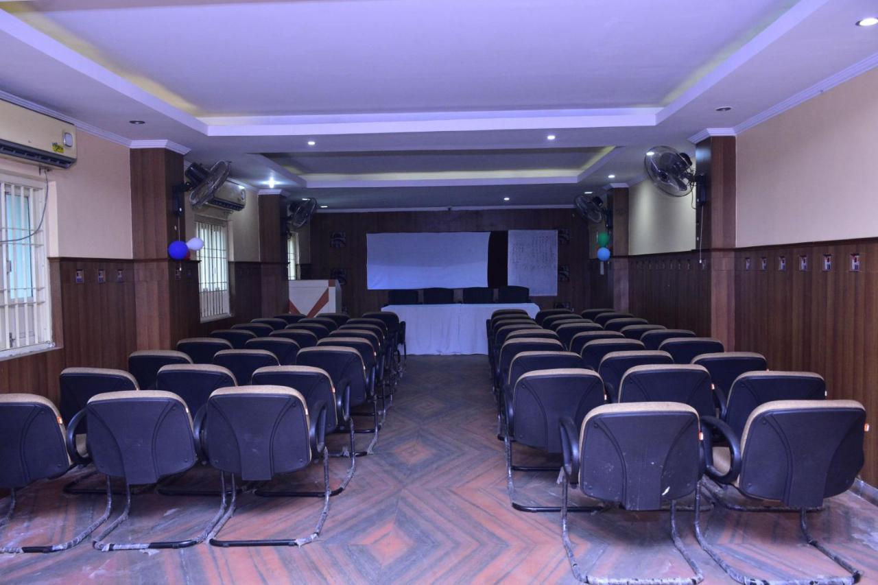 Hotel Mid East Haridaspur Bagian luar foto