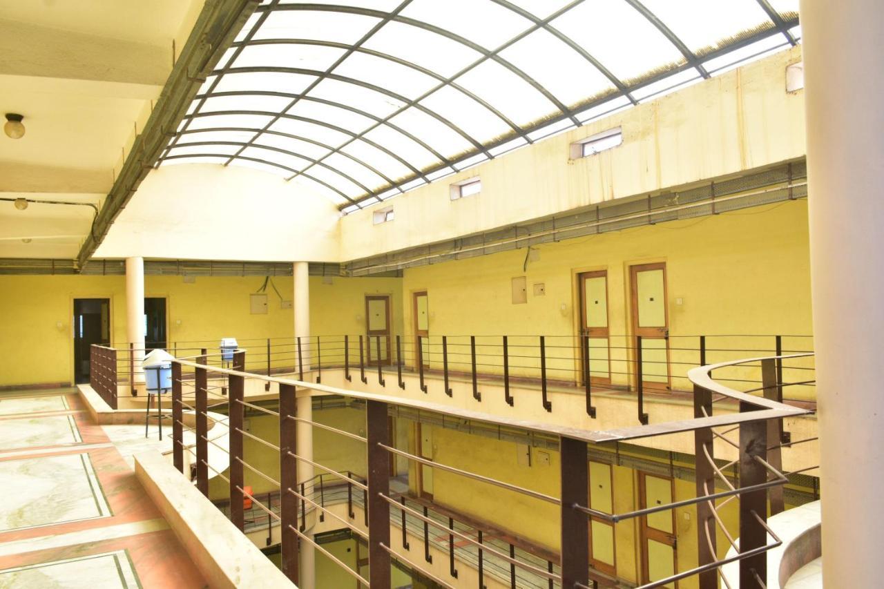 Hotel Mid East Haridaspur Bagian luar foto