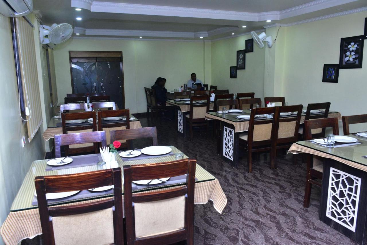 Hotel Mid East Haridaspur Bagian luar foto